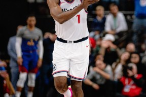 半岛体育 - 哈登回归赛场，突破纪录首场状态亮眼，雄鹿观众沸腾！