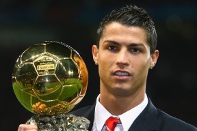 半岛体育下载 -詹姆斯在阿森纳比赛中出色防守，重返赛场引发热议！观众掌声雷动